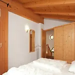 Chalet In Koenigsleiten Near Bus, Pool Wald im Pinzgau