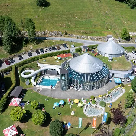 For 10 People With Access To The Swimming Pool ヴァルト・イム・ピンツガウ