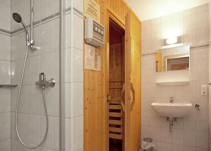 In Koenigsleiten Near Bus, Pool Dağ evi